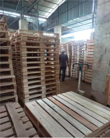 Pallet kayu PIKU tersusun di area produksi